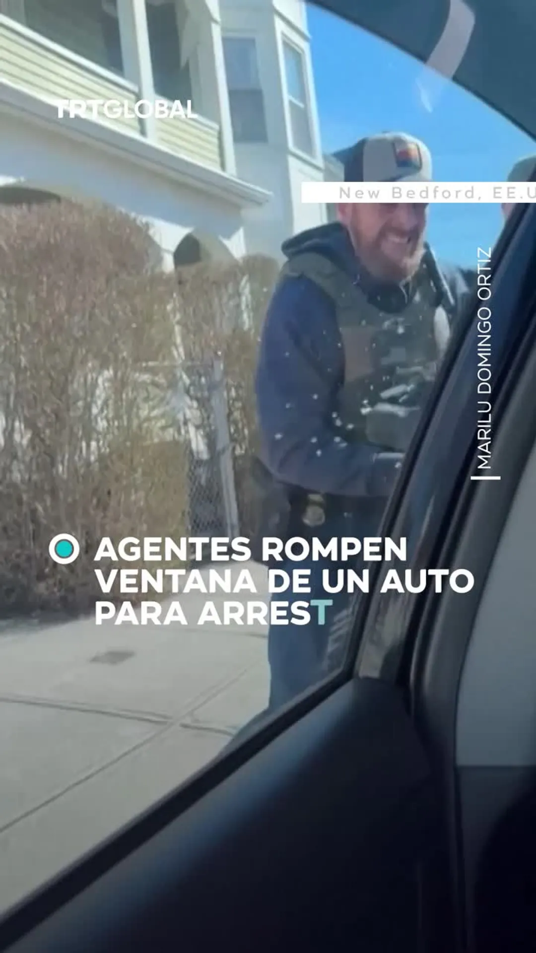 Agentes de ICE rompen auto para detener a solicitante de asilo